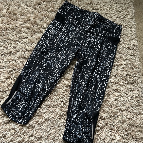 🩷ATHLETA MESH CAPRI PEBBLE BE FREE KICKER BLACK WHITE LEGGINGS SIZE MEDIUM - Picture 4 of 11